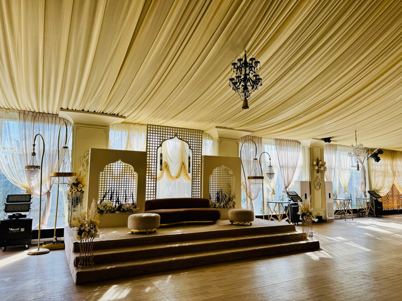 Salle de mariage au style marocain avec zellige beldi, plafond en cèdre sculpté et vitraux multicolores, idéale pour une cérémonie authentique à Dar Laaziza.
