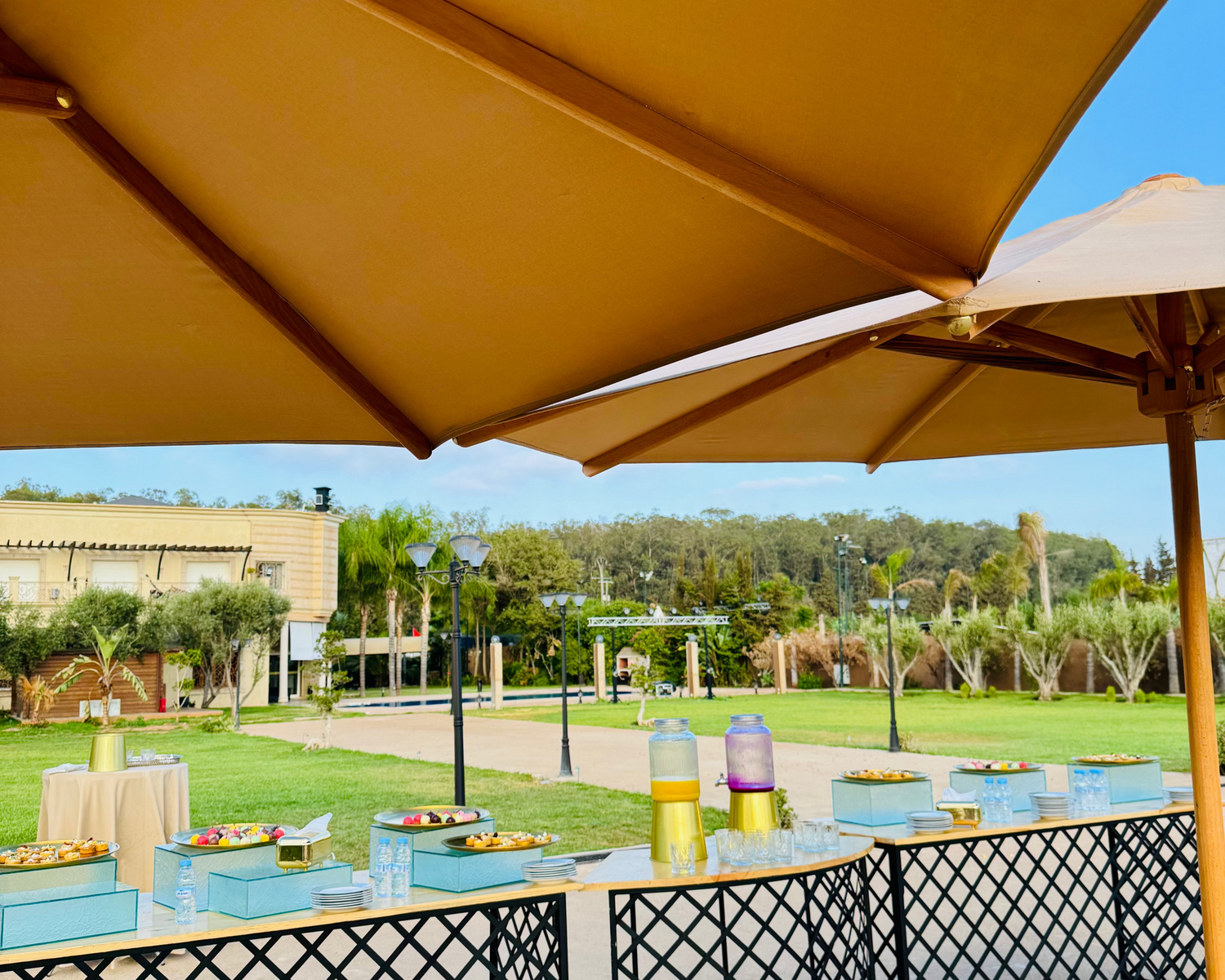Panorama des jardins de Dar Laaziza avec vue sur la forêt de Bouskoura, dans un cadre naturel et élégant idéal pour événements en plein air