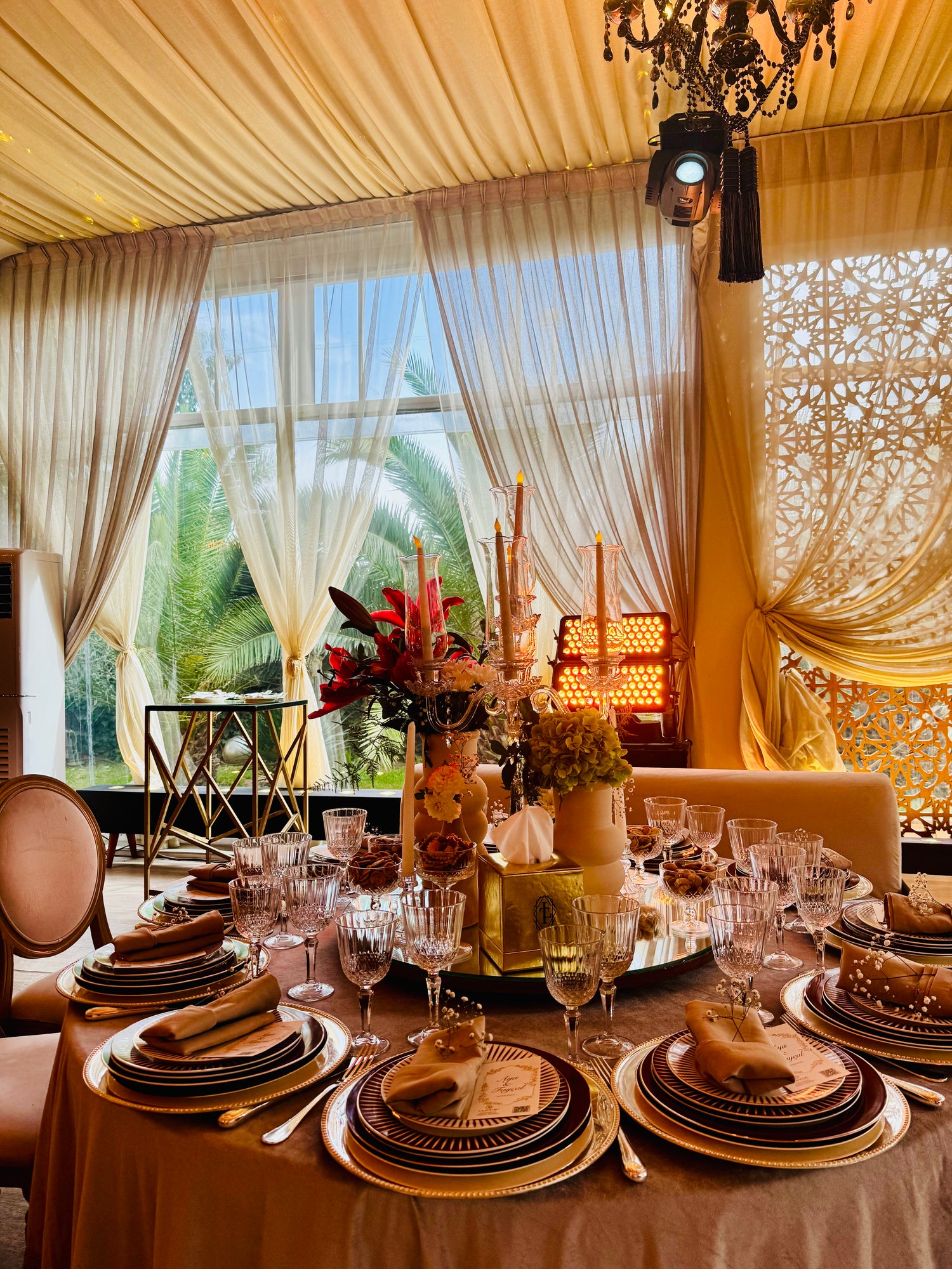 Chapiteau climatisé de 800 m² du Domaine Dar Laaziza – salle de réception élégante à Casablanca