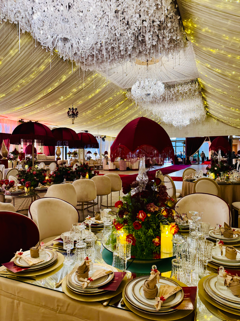 Lustres graduels et bougies artistiques créant une ambiance lumineuse et romantique dans la salle de mariage de Dar Laaziza à Casablanca.