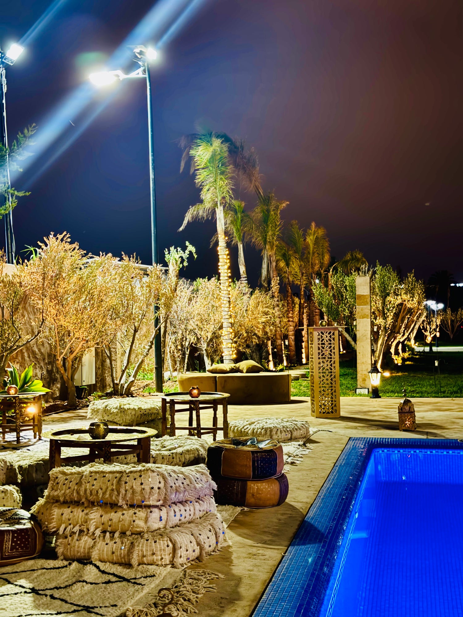 Jardin de Dar Laaziza à Bouskoura, lieu de mariage en plein air près de Casablanca, décoré pour une cérémonie élégante.