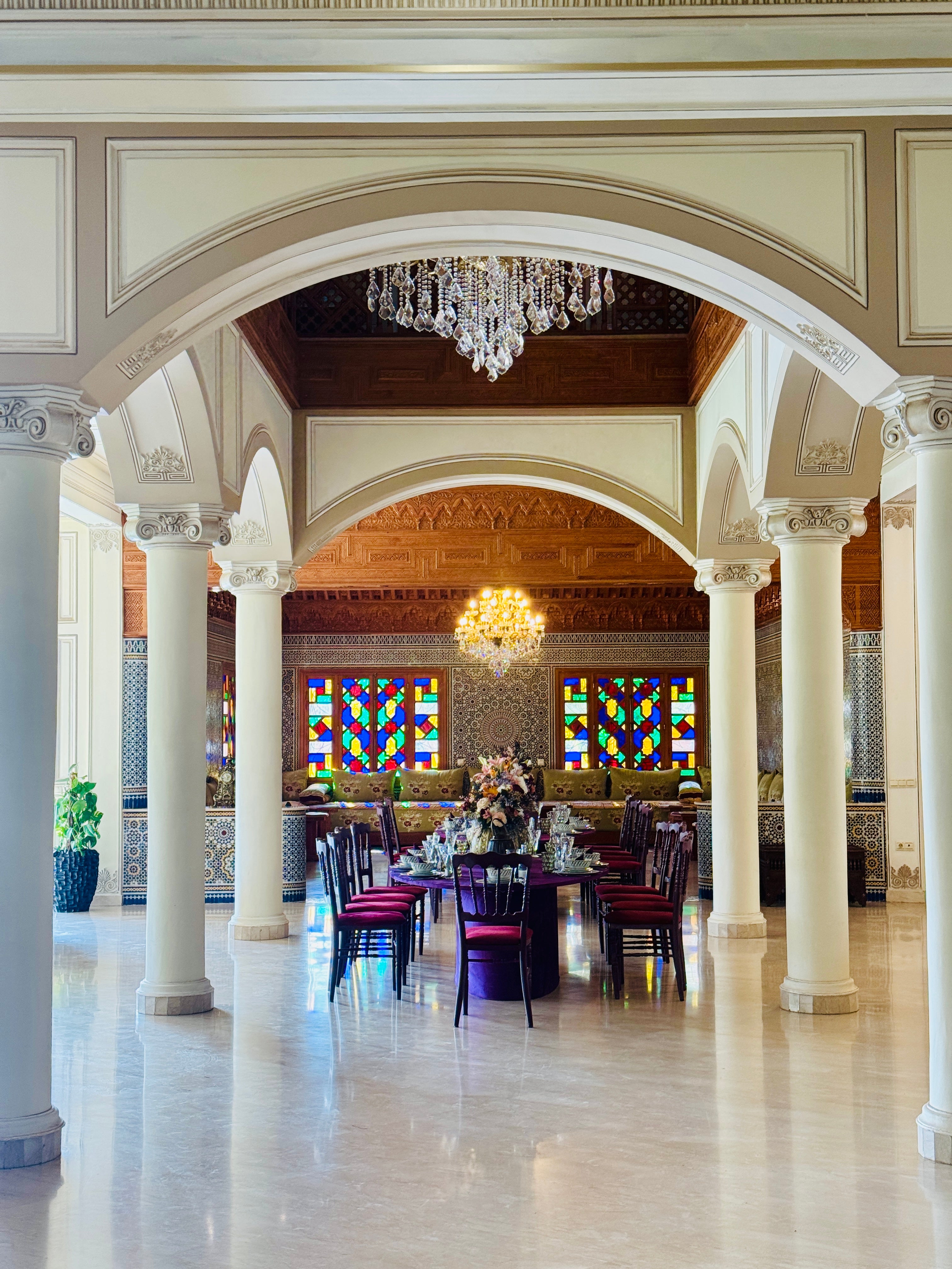 Salle de mariage marocaine avec colonnes et vitraux à Bouskoura Casablanca Dar Laaziza