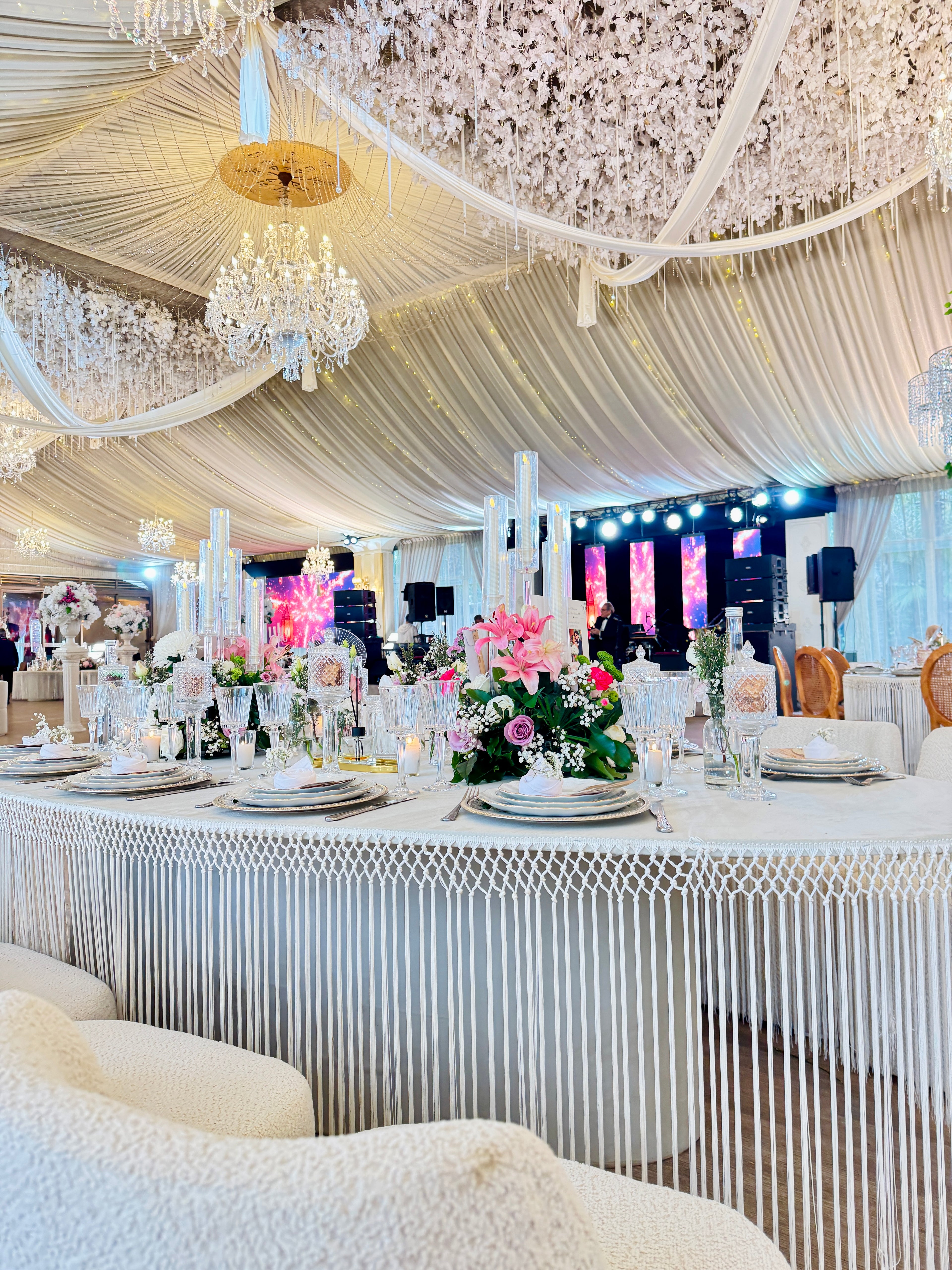 Salle de mariage moderne avec décoration arbre central Casablanca Dar Laaziza Bouskoura