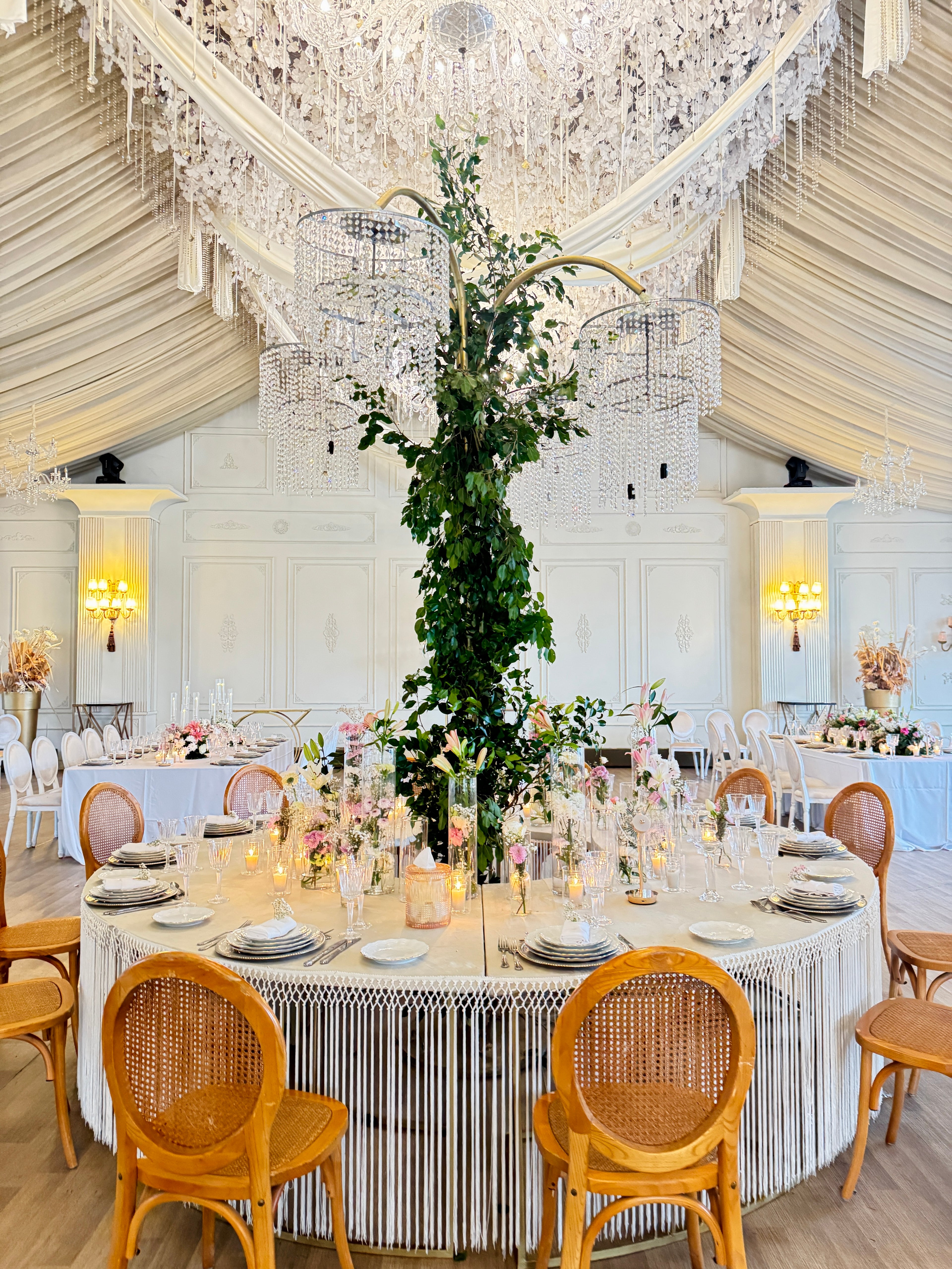 Table ronde mariage luxe avec décoration florale Casablanca Dar Laaziza Bouskoura